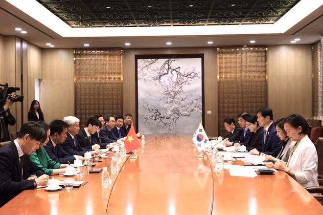 At the meeting with Deputy Speaker of the RoK National Assembly Lee Hack Young (Photo: VNA)
