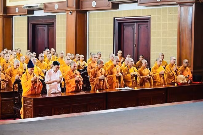 Monks and Buddhists light candles to pray for national peace and prosperity. (Photo: VNA)