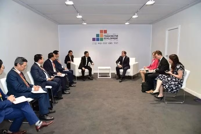 Deputy Prime Minister Ho Duc Phoc (left) meets with Ville Tavio, Finland’s Minister for Foreign Trade and Development on June 30 (Photo: VNA)