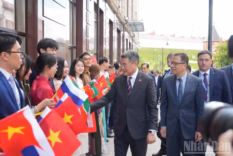 Officials and staff of the Embassy and Consulate General of Viet Nam, and representatives of the Vietnamese community in the Russian Federation, welcome Prime Minister Le Minh Hung. (Photo: nhandan.vn)