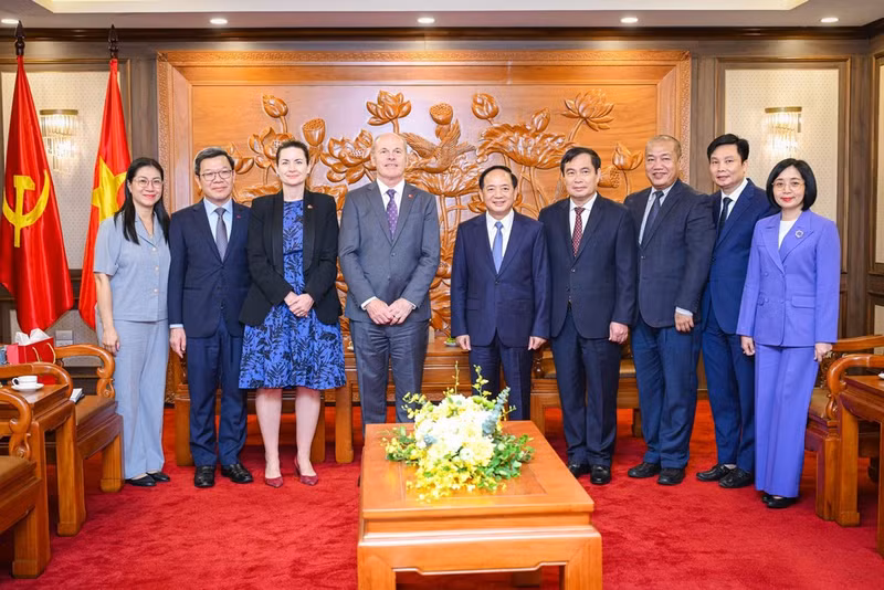 Politburo member, Secretary of the Party Central Committee and head of the committee's Commission for Information, Education and Mass Mobilisation Trinh Van Quyet, Canadian Ambassador to Viet Nam Jim Nickel and other delegates pose for a group photo. (Photo: nhandan.vn)