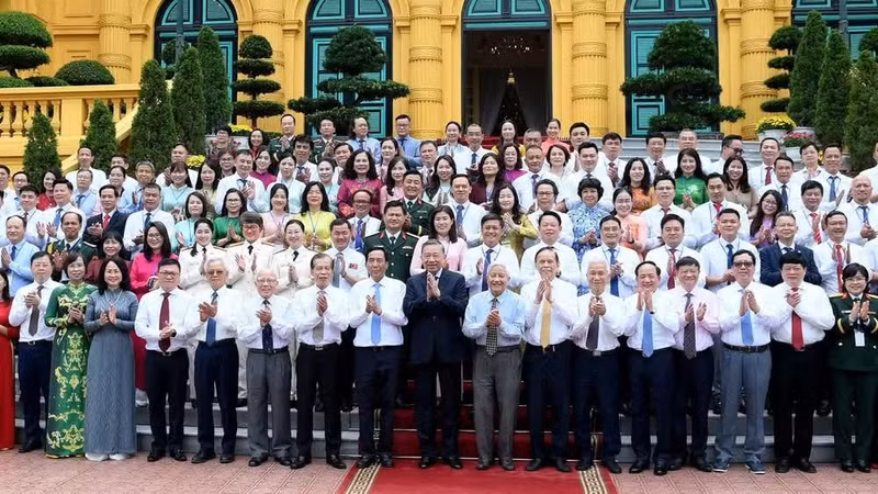 Party General Secretary and State President To Lam and outstanding journalists. (Photo: nhandan.vn)