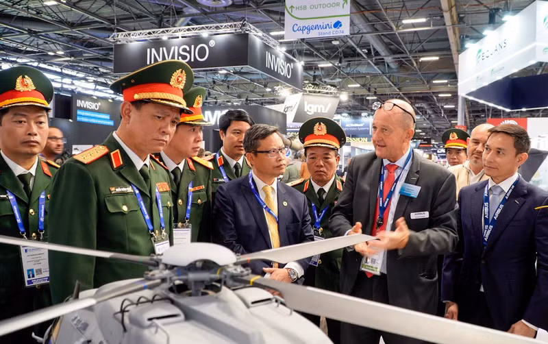 Senior Lieutenant General Nguyen Truong Thang and the Vietnamese delegation visit defence industry exhibition pavilions of participating countries.