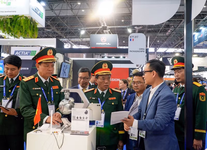 Senior Lieutenant General Nguyen Truong Thang visits the Gremsy exhibition booth.
