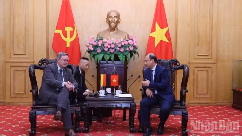 Standing Vice President of the Ho Chi Minh National Academy of Politics Le Hai Binh meets with Bodo Ramelow, Vice President of the German Bundestag. (Photo: nhandan.vn)