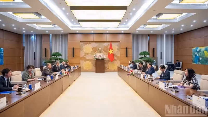 National Assembly Chairman Tran Thanh Man hosts a receprion for Vice President of the German Bundestag Bodo Ramelow in Ha Noi on June 16. (Photo: nhandan.vn)
