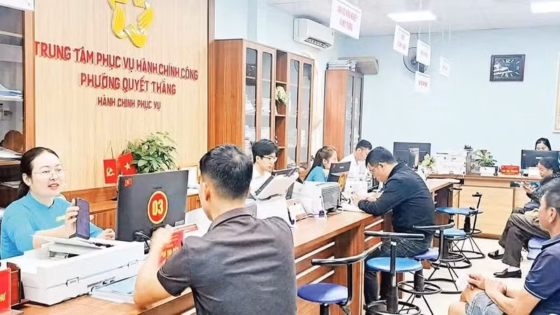 People come to the Public Administrative Service Centre of Quyet Thang Ward, Thai Nguyen Province to handle administrative procedures (Photo: nhandan.vn)