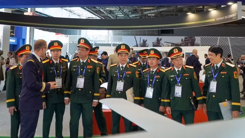 Senior Lieutenant General Nguyen Truong Thang and the Vietnamese delegation visit defence industry exhibition areas of participating countries.