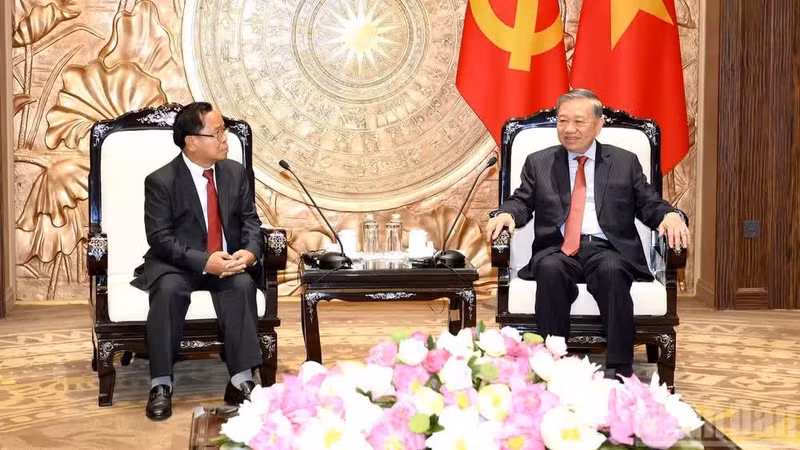 Party General Secretary and State President To Lam receives Lao Deputy Prime Minister and Minister of Justice Khamphan Phommathat. (Photo: nhandan.vn)
