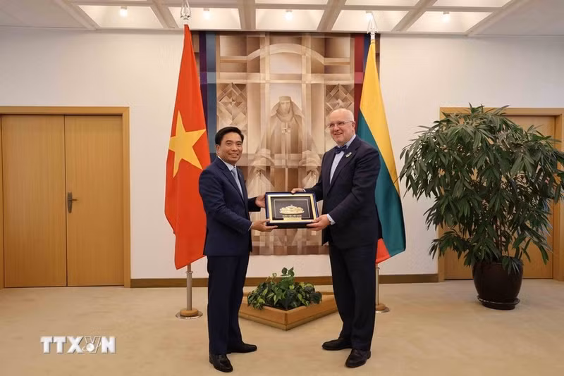 National Assembly Vice President Senior Lieutenant General Nguyen Doan Anh (L) meets with Lithuanian Speaker of Parliament Juozas Olekas. (Photo: VNA)