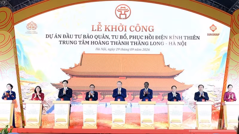 General Secretary of the Communist Party of Viet Nam Central Committee and President To Lam and officials launch the project on conservation, restoration and rehabilitation of Kinh Thien Palace on September 29. (Photo: VNA)
