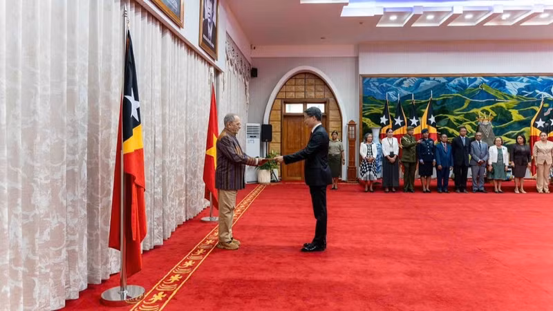 Ambassador Pham Binh Dam presents his credentials to President of Timor-Leste José Ramos-Horta. (Photo: Vietnamese Embassy in Timor-Leste)