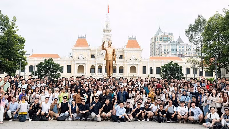 MICE visitors from Indonesia pose for a group photo at the Ho Chi Minh President Monument Park on the morning of May 6, 2026. (Photo: TO HUNG)