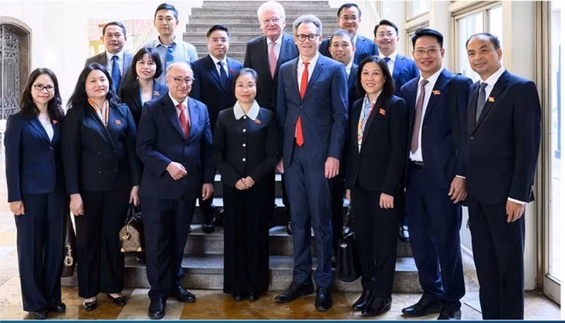 The Ha Noi People’s Council delegation at Frankfurt City Hall. (Photo: VNA)
