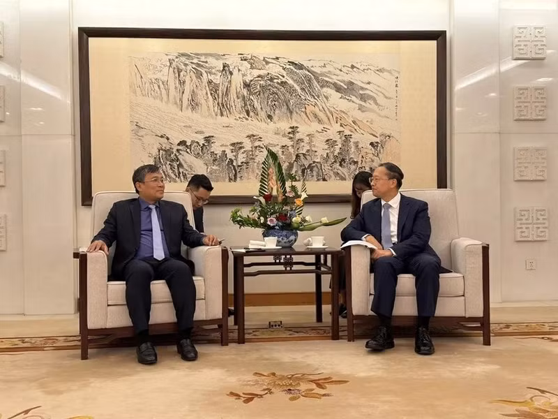 Standing Deputy Minister of Foreign Affairs Nguyen Minh Vu (L) meets with Executive Vice Minister of Foreign Affairs Ma Zhaoxu. (Photo: baoquocte.vn) 