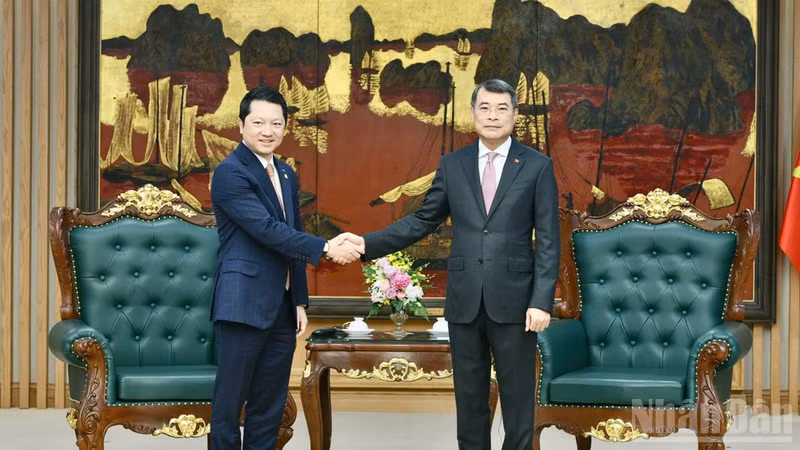 Prime Minister Le Minh Hung (R) and Cambodian Minister of Inspection Sok Soken in Ha Noi on September 29. (Photo: NDO)