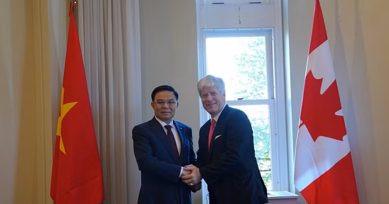 Vietnamese Minister of Industry and Trade Le Manh Hung (left) and Canadian Minister of Energy and Natural Resources Tim Hodgson at their talks. (Photo published by VNA)