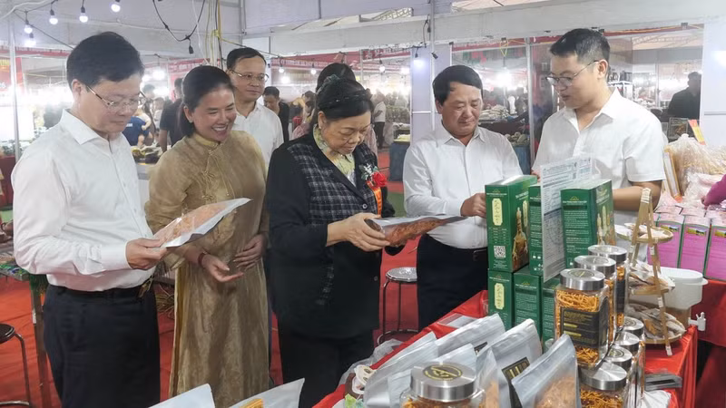 Delegates visit stalls at the Viet Nam–China International Trade Fair. (Photo: KHANH TOAN)