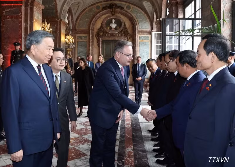 General Secretary and President To Lam introduces members of the high-level Vietnamese delegation to Belgian Prime Minister Bart De Wever. (Photo: Thong Nhat/VNA)