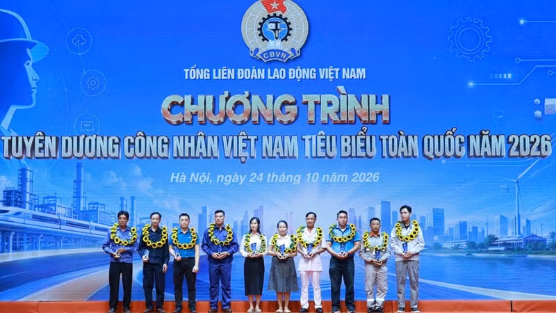The 10 outstanding Vietnamese workers in 2026 are honoured at the ceremony. (Photo: HAI NGUYEN)