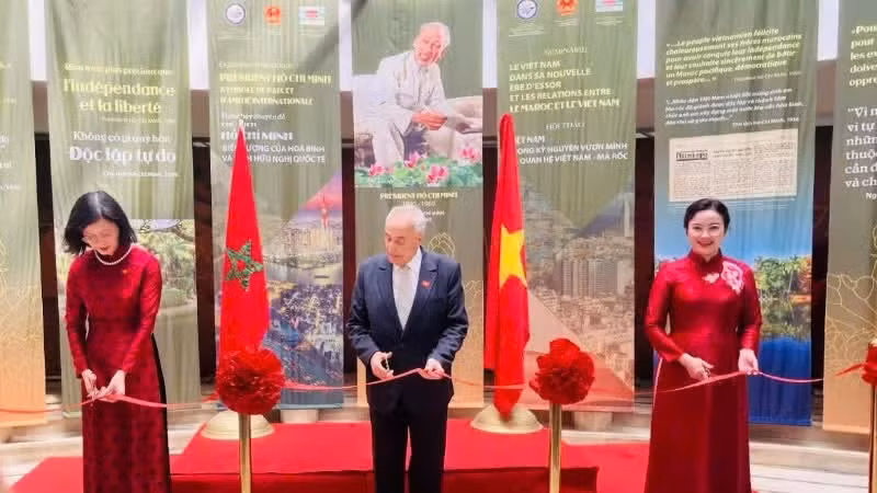 Delegates cut the ribbon to inaugurate the event. (Photo: Organising Committee)