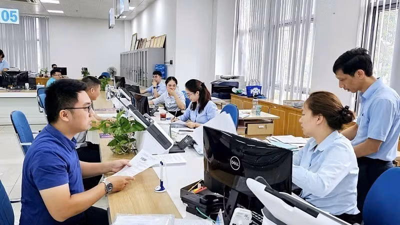 Resolving administrative procedures at the Quang Ninh Provincial Public Administrative Service Centre. (Photo: NDO)