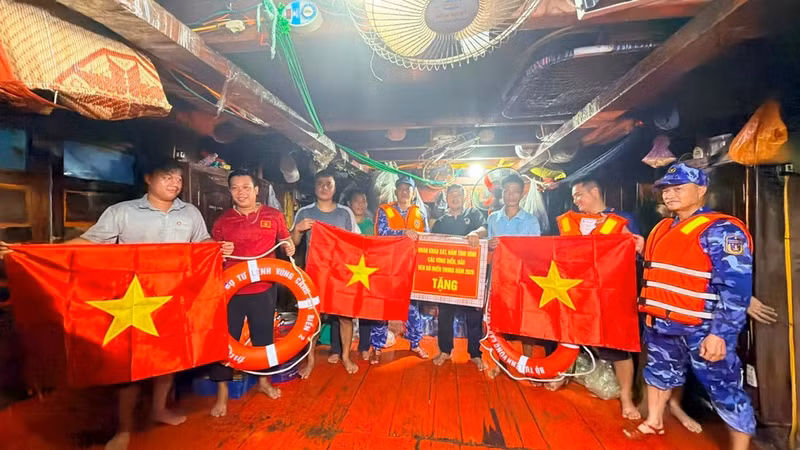The Viet Nam Coast Guard distributes gifts to fishermen on fishing vessels. (Photo: NDO)