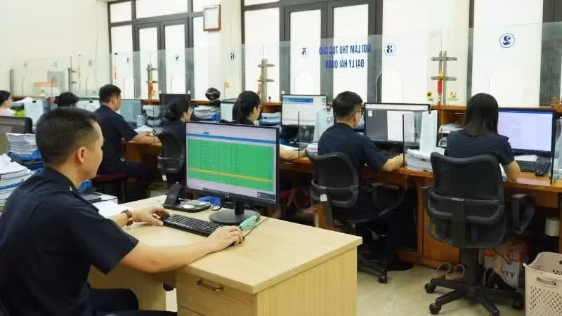 Customs officers process procedures for imported and exported goods on the electronic system. (Photo: NDO)