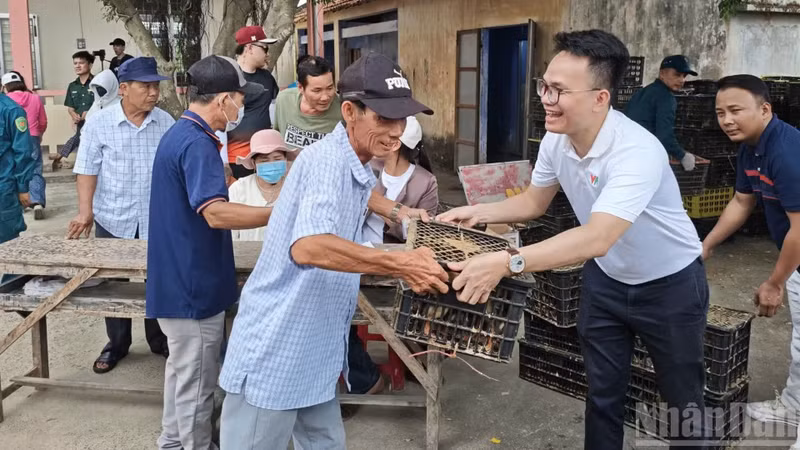 Residents happily receive livestock breeds from the organisers.