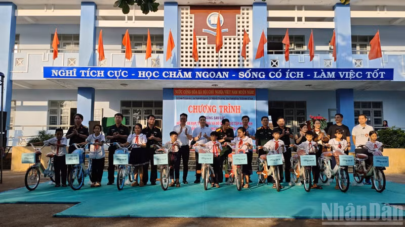 One hundred new bicycles were handed directly to disadvantaged pupils. (Photo: NDO)