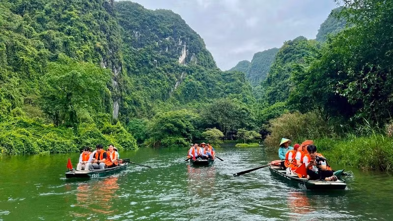 Visitors explore Trang An, Ninh Binh. (Photo: HOANG TRUONG)