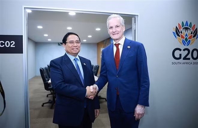 Vietnamese Prime Minister Pham Minh Chinh (L) and Norwegian Prime Minister Jonas Gahr Støre in Johannesburg on November 23. (Photo: VNA)