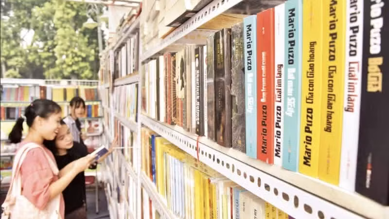 Readers browse books at the Ha Noi Book Fair. (Photo: TUE NGHI)