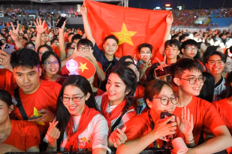 Young audience members were “filled with excitement” at every moment of the political art programme “To quoc trong tim”. (Photo: NDO)
