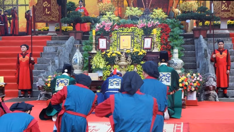 Reenactment of the ritual of offering calendars to the King at Thang Long Imperial Citadel. (Photo: NDO)