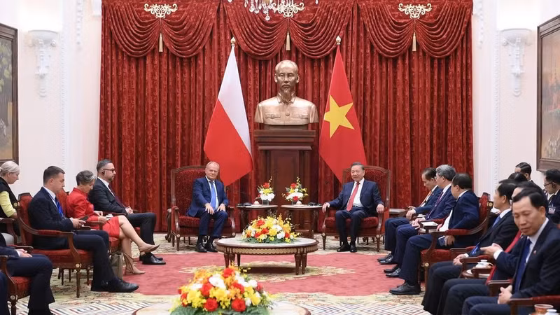 General Secretary of the Communist Party of Viet Nam Central Committee and President To Lam (right) and Polish Prime Minister Donald Tusk at their meeting in Ha Noi on October 26. (Photo: NDO)