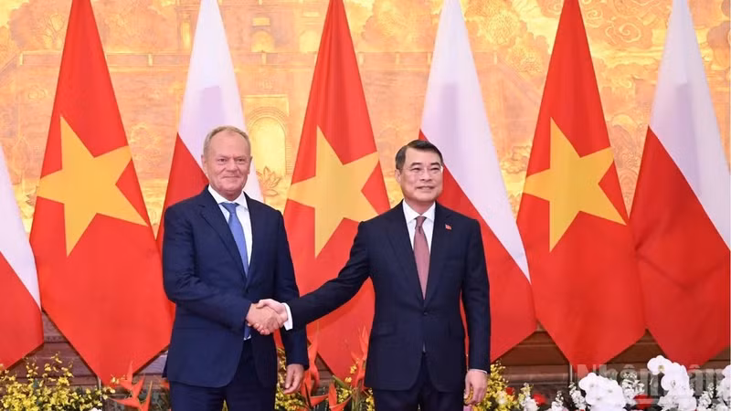 Prime Minister Le Minh Hung (right) and Polish Prime Minister Donald Tusk at their talks in Ha Noi on October 26 (Photo: NDO)