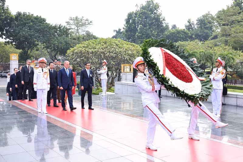 Polish Prime Minister Donald Tusk lays a wreath at the Monument to the Heroes and Martyrs. (Photo: VNA)