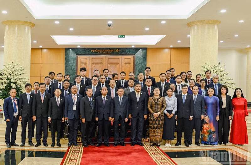 Politburo member and Standing Member of the Communist Party of Viet Nam Central Committee’s Secretariat Tran Cam Tu (eighth from left), Vietnamese officials and the Cambodian People’s Party delegation pose for a group photo in Ha Noi on October 26, 2026. (Photo: NDO)