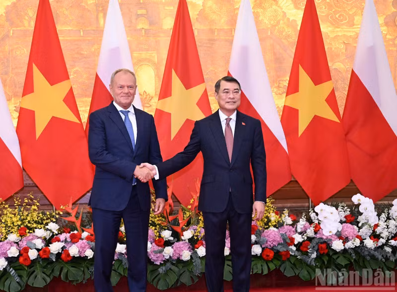 Prime Minister Le Minh Hung and Polish Prime Minister Donald Tusk.