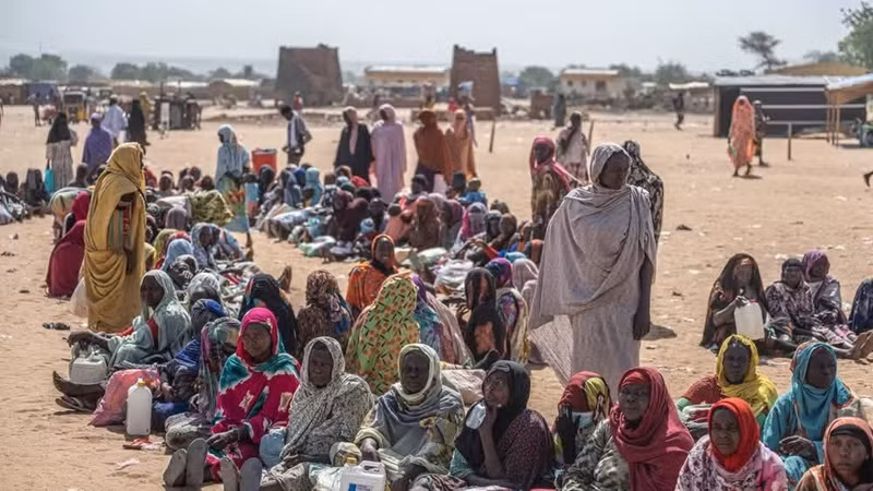 Sudanese refugees wait to receive food aid in Adre, the Republic of Chad. (Photo: Xinhua/VNA)