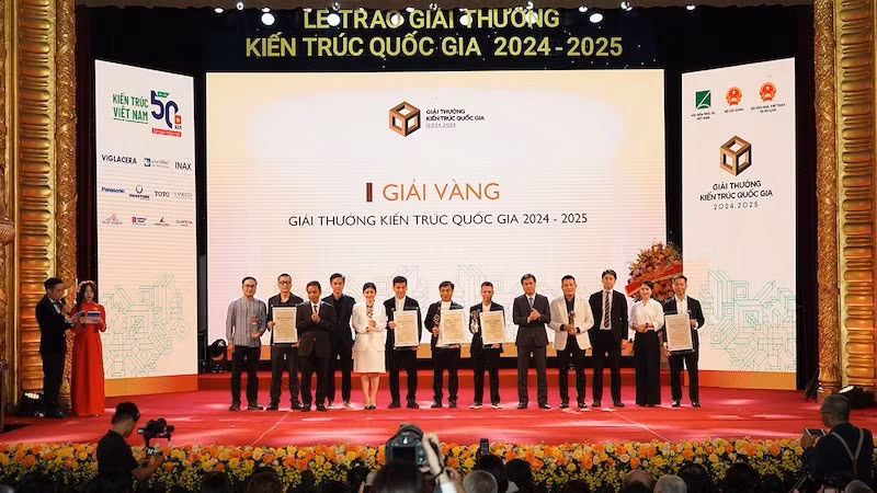 Winners receive gold awards at the National Architecture Awards 2024–2025. (Photo: Organising Committee)