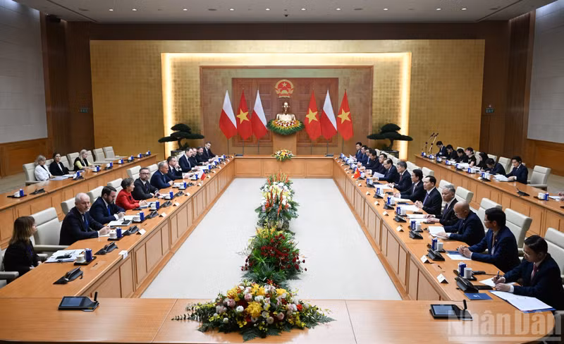 Prime Minister Le Minh Hung holds talks with his Polish counterpart Donald Tusk in Ha Noi on October 26 (Photo: NDO)