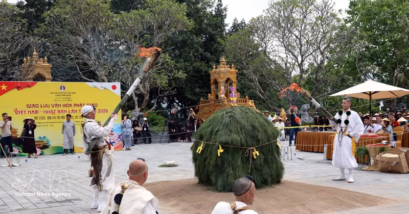 Rituals of the Saito Ogomaku fire ceremony at the 2026 Viet Nam–Japan Buddhist Cultural Exchange Festival in Ninh Binh province (Photo: VNA)