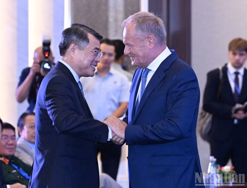 PM Le Minh Hung (L) and his Polish counterpart Donald Tusk. (Photo: NDO)