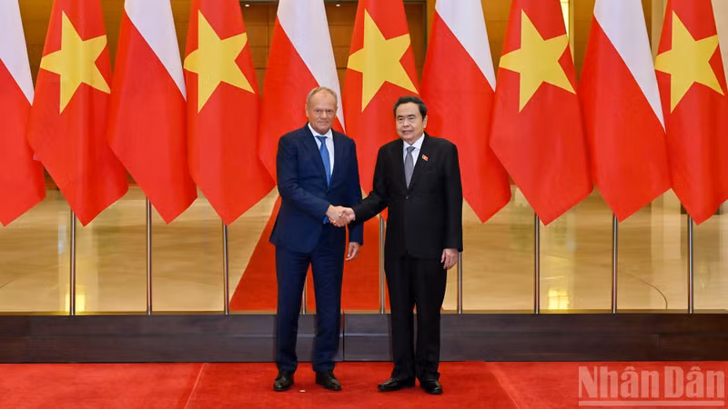 National Assembly President Tran Thanh Man meets with visiting Polish Prime Minister Donald Tusk in Ha Noi on October 26. (Photo: NDO)