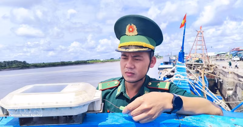 Maj. Phan Minh Vuong, head of the Ganh Hao Border Guard Control Station, inspects the VMS system on a fishing boat (Photo: VNA)