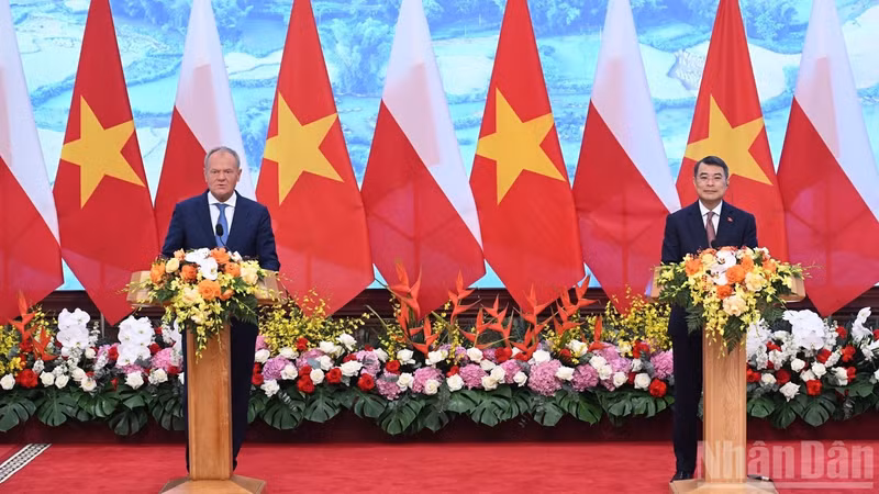 Prime Minister Le Minh Hung (R) and his Polish counterpart Donald Tusk at the press briefing in Ha Noi on October 26, 2026. (Photo: NDO)