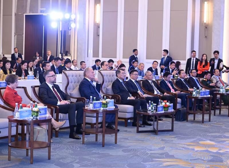 Prime Minister Le Minh Hung and his Polish counterpart Donald Tusk attend the Viet Nam–Poland Business Roundtable in Ha Noi on October 26 (Photo: NDO)