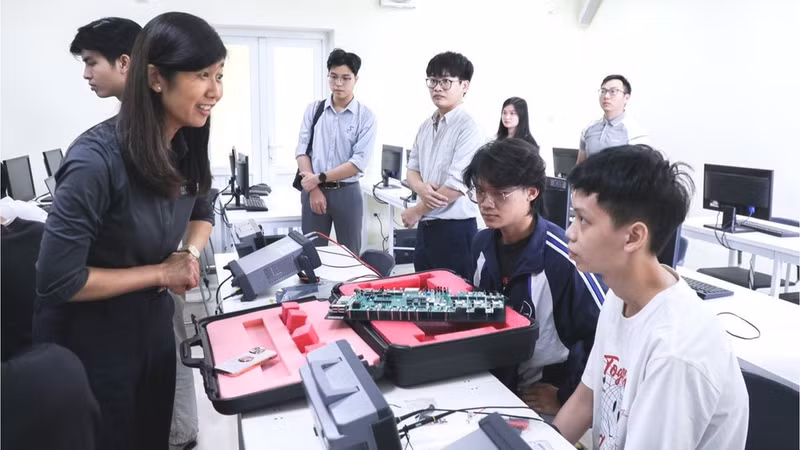 Students of Viet Nam National University (VNU) - Ha Noi, practise on equipment systems used for training and research in IoT and semiconductors. (Photo: VNU)